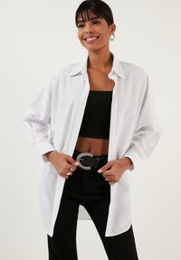 LELA Užsagstoma palaidinė - white