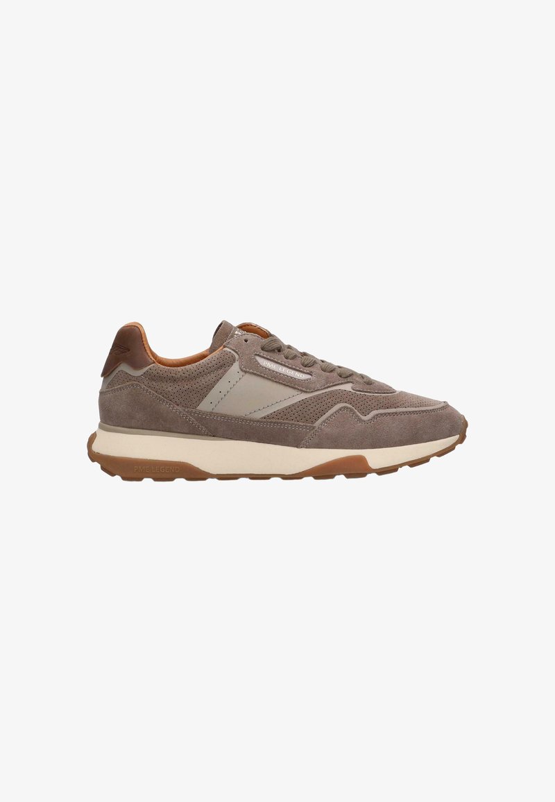 Baskets en daim gris et beige avec un design à lacets et une semelle épaisse blanche et marron, avec un marquage PME Legend sur le côté et le talon.