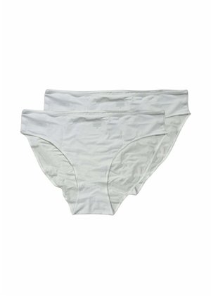 Due pezzi di biancheria intima stile bikini in cotone bianco semplice sovrapposti su uno sfondo bianco.