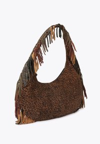 Torebka z zamszu w świetny wzór panterki z frędzlami w różnych odcieniach ziemi oraz metalowymi ćwiekami na pasku. Unikalny, zakrzywiony kształt.