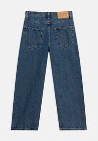 Μπλε τζιν με ίσια γραμμή, δύο πίσω τσέπες, θηλιές για ζώνη και καφέ δερμάτινο ετικέτα της μάρκας "Jack & Jones" στη μέση.