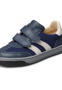 Baskets bleu marine avec deux bandes Velcro, en suède et en cuir, rayures blanches accentuées, et une semelle en caoutchouc grise.