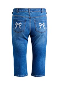 Gaiši zilie denim capri džinsi ar vidēju jostasvietu. Ievērojamas iezīmes ir divas aizmugurējās kabatas ar baltām loku izšuvumiem.