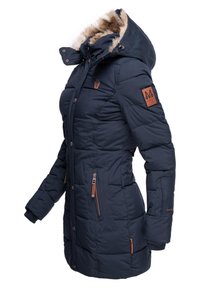Parka în nuanță de bleumarin, izolat, cu gluga bordată cu blană artificială, design matlasat, buzunare laterale și accente maronii. Include închideri cu fermoar și butoane.