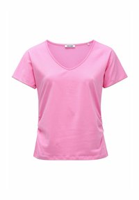 Camiseta rosa de manga corta con cuello en V, confeccionada en tela suave. Presenta líneas limpias, un ligero drapeado y detalles sutiles de costura a lo largo de las mangas.