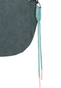 Borsa in suede turchese con forma arrotondata, superficie testurizzata e un accento decorativo in corda con punte rosa. Comprende un dettaglio in metallo.