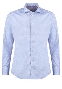 Helleblaue Langarmbluse mit einem Button-Down-Kragen. Sie verfügt über kleine marineblaue Pünktchen, eine glatte Textur und einen abgerundeten Saum.