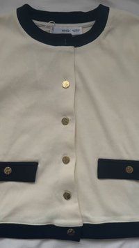 Cremefarvet strikket cardigan med navy-detaljer, der har rund halsudskæring, seks guldtonede knapper og to navy lommer. Tekstureret stof.