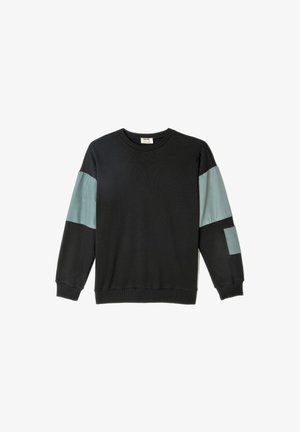 Sudadera negra de manga larga con paneles de color teal claro en los hombros y un bolsillo. Cuello y puños de canalé. Textura suave.