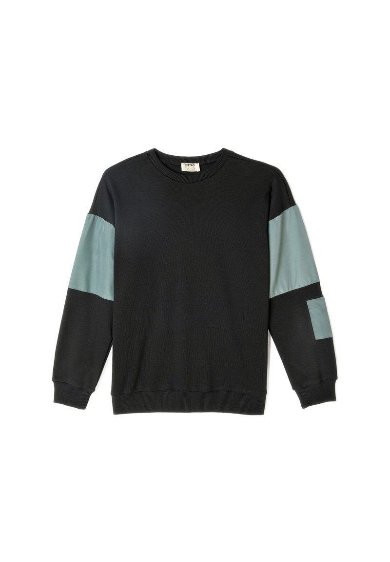 Svart sweatshirt med långa ärmar som har ljus teal-paneler på axlarna och en ficka. Ribbad halsringning och muddar. Mjuk textur.