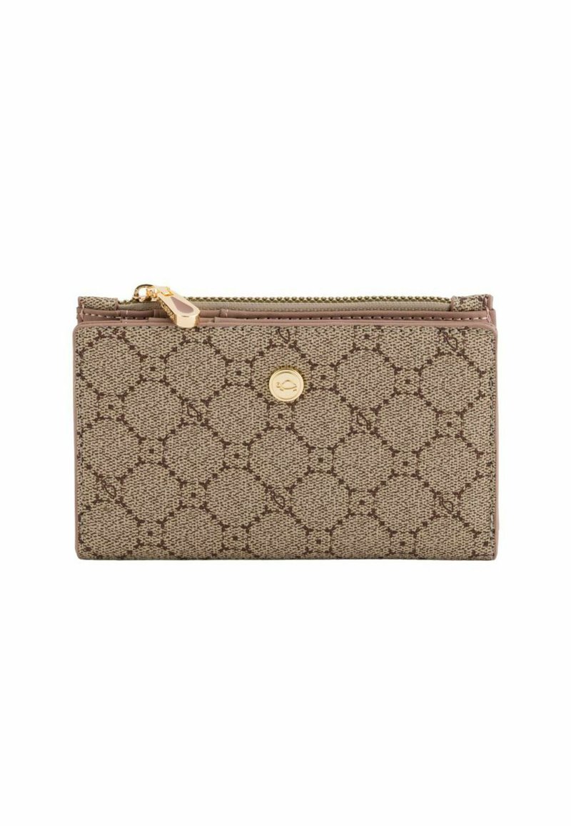 Cartera marrón con estampado, hecha de tela texturizada, que presenta un cierre dorado, un logo sutil y una forma rectangular con un compartimento con cremallera.