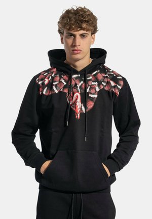 Felpa nera con cappuccio con grafica di un serpente in rosso e bianco, dotata di cappuccio regolabile con coulisse e tasca frontale a marsupio. Realizzata in tessuto morbido.