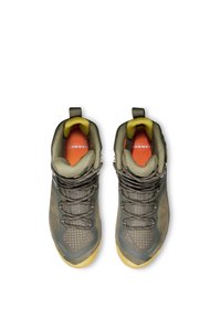 Zielono-szare wysokie buty sportowe z teksturowanej tkaniny, żółte wnętrze i wzorzysta podeszwa. Wyposażone w wzmocniony czubek i system szybkiego sznurowania.