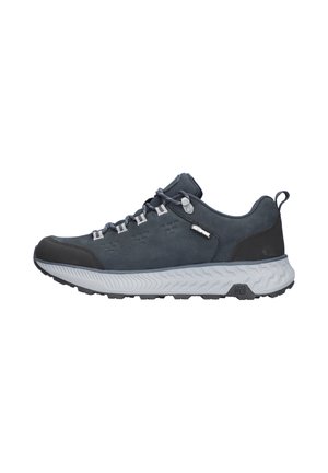 Dunkelgrauer Outdoor-Sneaker mit weißer Sohle, verstärkter Zehenkappe, Zuglasche an der Ferse, gebrandetem Etikett und Schnürverschluss auf weißem Hintergrund.