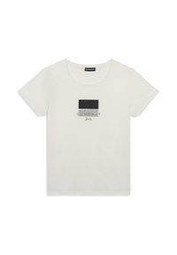 Camiseta de manga corta blanca con un gráfico rectangular en negro y plata con el texto "GLAMOUR" y una etiqueta de marca en el escote.