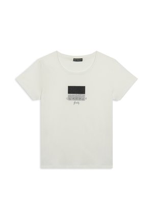 T-shirt bianco a maniche corte con grafica rettangolare nera e argentata che riporta la scritta "GLAMOUR" e un’etichetta di marca sul colletto.