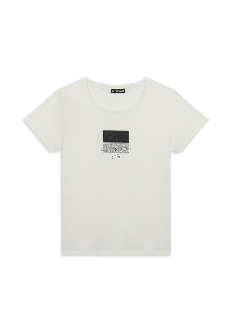 Camiseta de manga corta blanca con un gráfico rectangular en negro y plata con el texto "GLAMOUR" y una etiqueta de marca en el escote.