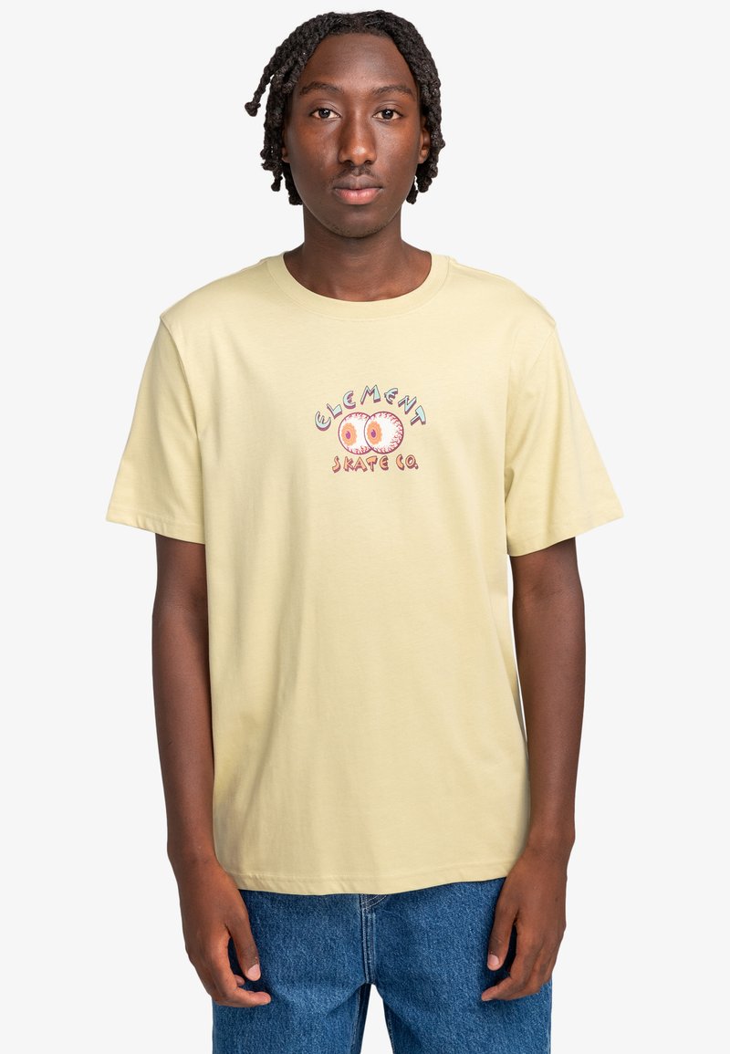 Lichtgele katoenen t-shirt met een ronde hals en korte mouwen; beschikt over een kleurrijke grafische print van de tekst "ELEMENT SKATE CO."