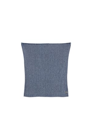 Sininen ja harmaa pystysuunnassa ribbineulottu kauluri, jossa pieni suorakulmainen metallinen merkkilappu alareunassa.