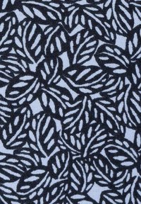 Tissu à motifs présentant un dessin de feuilles bleu marine foncé sur un fond bleu clair, avec une apparence tissée texturée.