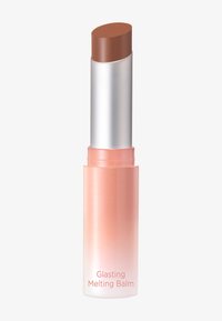 Stiftlipbalsam med en rundad, brun topp. Den cylindriska förpackningen går från rosa till genomskinlig och är märkt "Glasting Melting Balm."