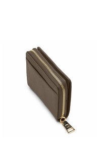 Portafoglio in pelle marrone con texture, dotato di una cerniera dorata, che presenta diversi slot per schede e un accento portachiavi. Design compatto e rettangolare.