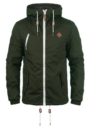 Veste vert olive avec capuche, fermeture éclair blanche et cordons de serrage. Comprend des accents marron, des poches latérales et des poignets élastiques.