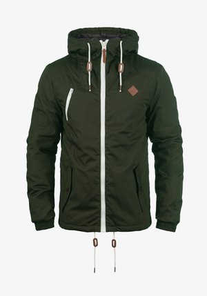 Olivno zelena jakna s kapuco, bela zadrga in vrvico. Ima rjave detajle, stranske žepe in elastične manšete.