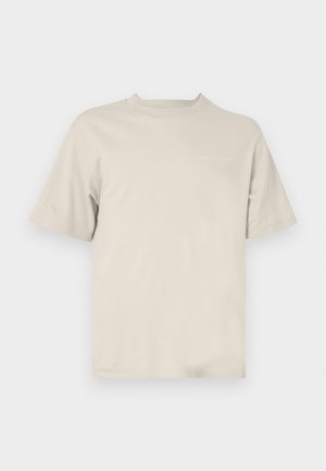 Béžové tričko s krátkými rukávy z měkké bavlny, s kulatým výstřihem a malým potiskem loga na levé straně hrudi.