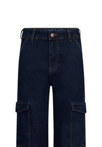 Donkerblauwe denim cargobroek met wijde benen, voorzien van twee zijzakken, een ritssluiting aan de voorkant en een metalen knoopsluiting.