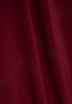 Burgundowa tkanina o gładkiej, matowej fakturze, wykazująca delikatne fałdy i jednolitą kolorystykę, bez widocznych wzorów czy akcentów.