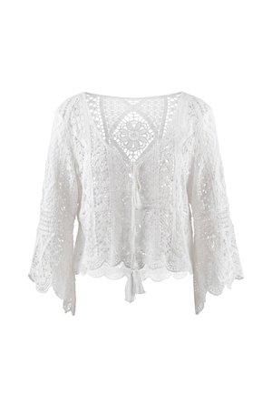 Hvid hæklede blondebluse med klokkeærmer, V-hals, blomsterprint, bølget kant og forreste frynset ties.