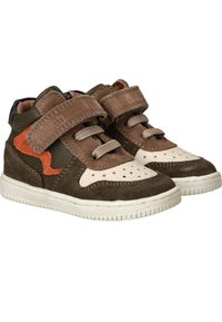 Bruine en groene sneakers met een afwerking van suede en leer, uitgerust met een klittenbandsluiting, veters, perforatiedetails en een witte rubberen zool.