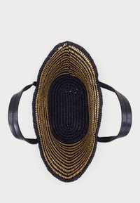 Ovāla austā groza soma, kas izstrādāta ar melnajām un zeltainajām metāla šķiedrām, ar divām ādas rokturiem. Iekšpuse ir gluda un plaša.