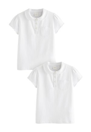Zwei weiße Poloshirts mit kurzen Ärmeln, gewellten Kragen und Brusttaschen, flach auf weißem Hintergrund dargestellt.
