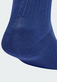 Granatowa skarpetka z prążkowaną strukturą, gładkim wykończeniem i wzmocnioną piętą. Charakteryzuje się dopasowanym krojem i miękkim materiałem.
