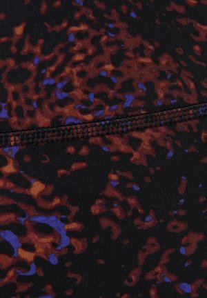 Gepatineerde stof met een donkere achtergrond en onregelmatige oranje en blauwe vormen. De textuur lijkt glad met een vlakke afwerking.