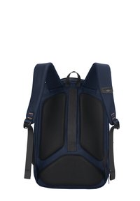 Zaino navy con pannello posteriore in rete, spallacci imbottiti e manico superiore. Presenta spallacci regolabili e un design elegante e strutturato.