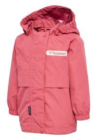 Veste pour enfants de couleur rose clair en matériau résistant à l'eau. Comprend une capuche, une fermeture éclair, deux poches avant et un logo sur la poitrine.