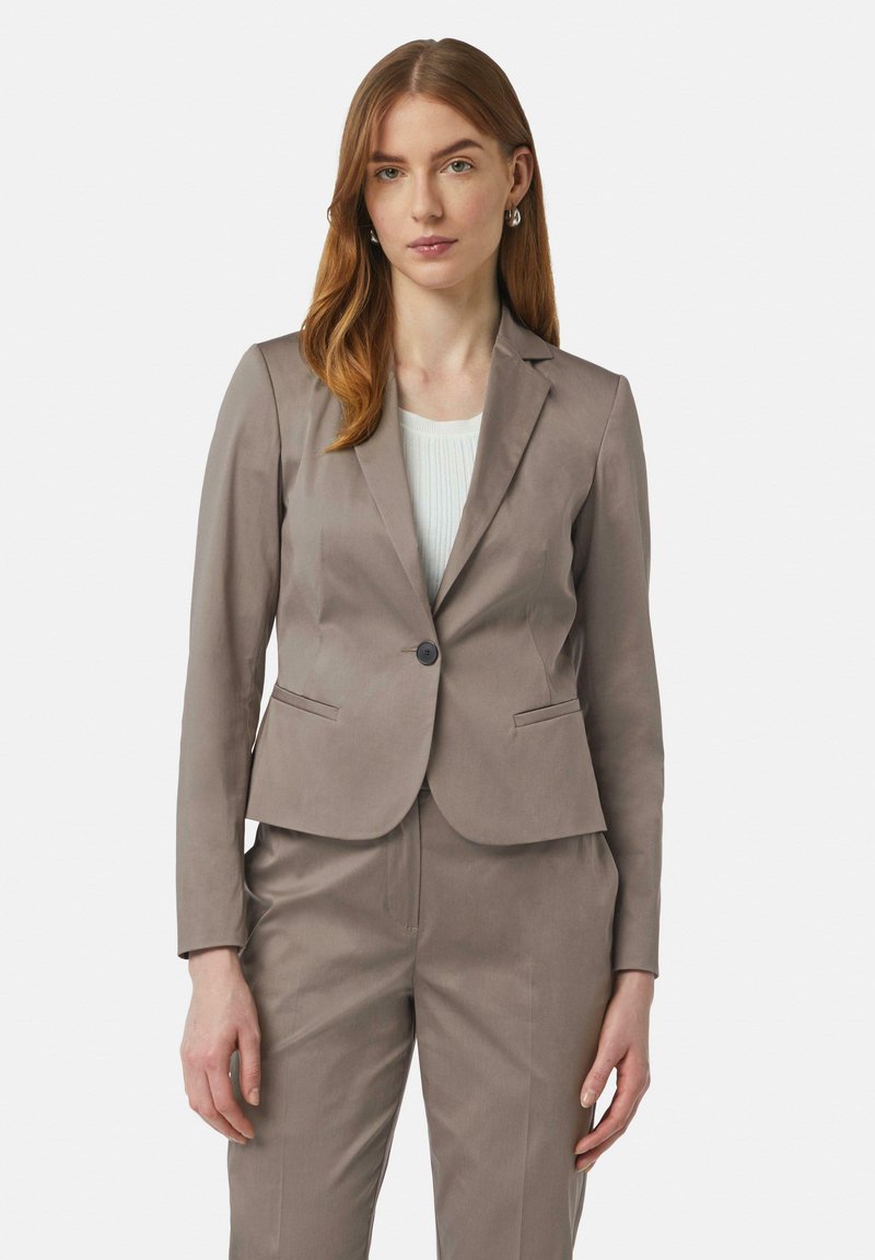 Lichtbruin op maat gemaakte blazer met een enkele knoopsluiting, twee voorkanten zakken en lange mouwen, gecombineerd met bijpassende broek. Soepele stof textuur.