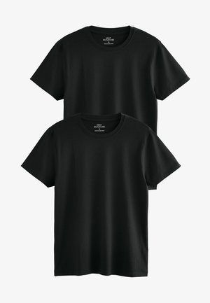 Twee eenvoudige zwarte T-shirts met korte mouwen en ronde hals, maat medium, overlappend op een witte achtergrond.