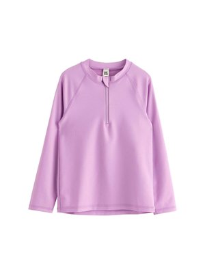 Violetti pitkähihainen neule, joka on valmistettu sileästä, kevyestä kankaasta. Siinä on puoli-vetoketjukaulus ja raglan-hihat sekä klassinen malli.