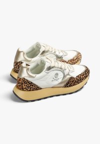 Zapatillas con parte superior de cuero blanco, acentos de ante con estampado de leopardo, detalles metálicos dorados y una suela de goma con un patrón de banda de rodadura negro.