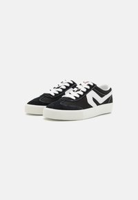 Czarne zamszowe i materiałowe sneakersy z białymi akcentami i sznurówkami, z wyprofilowaną gumową podeszwą oraz charakterystycznym wzorem logo po boku.
