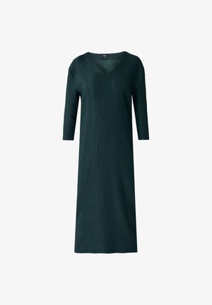 Ciemnozielona sukienka z dekoltem w serek, trzema czwartego długości rękawami i prostym krojem z delikatną teksturowaną fakturą.