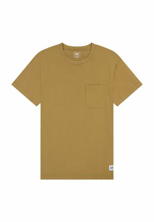 T-shirt in cotone color sabbia con colletto a giro, maniche corte e una tasca sul petto, con un piccolo etichetta sul bordo.