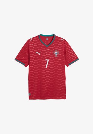Maglia da calcio rossa del Portogallo con rifiniture verdi, loghi Puma bianchi, numero 7 e stemma della nazionale portoghese sul davanti.