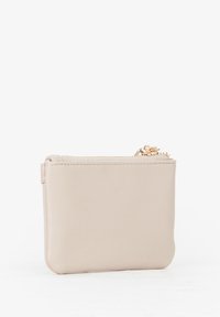 Portafoglio beige in pelle con chiusura a zip, texture liscia, forma rettangolare e design minimalista. Dettagli in metallo color oro visibili.