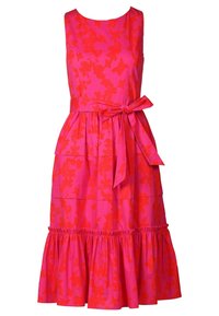 Robe fleurie en rose vif avec des motifs rouges, sans manches, avec une taille nouée et un ourlet froncé. Fabriquée dans un tissu lisse avec des couches.