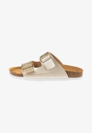 Beige Leder-Sandalen mit zwei verstellbaren Riemen, goldenen Schnallen und Korkfußbett; weiße Gummisohle mit strukturierter Oberfläche.